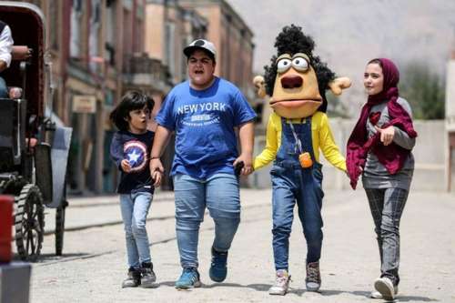 عروسکی شبیه مجری معروف صدا و سیما در یک فیلم سینمایی